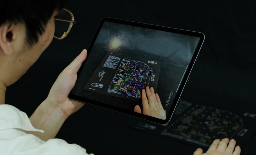 iPadを地図にかざしてARのシン・タマビを体験している様子