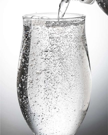 注がれる炭酸水のイメージ 5