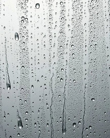 窓ガラスを流れる雨のイメージ 1