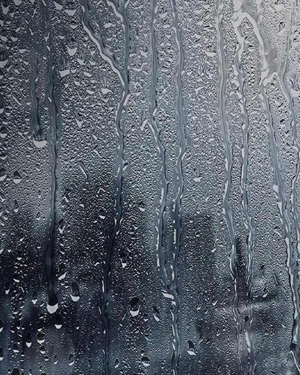 窓ガラスを流れる雨のイメージ 2