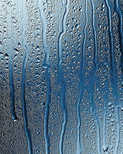 窓ガラスを流れる雨のイメージ 3