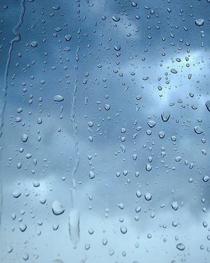 窓ガラスの雨粒と青空のイメージ 4