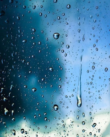 窓ガラスを伝う雨だれのイメージ 5
